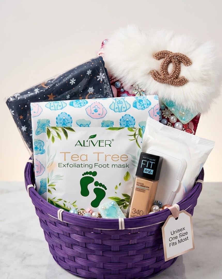 Geschenkkorb mit Lipgloss, Schaumbad, Fußmaske und Nägeln.