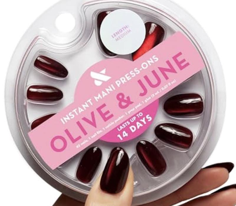 Geschenkkorb mit Lipgloss, Schaumbad, Fußmaske und Nägeln.